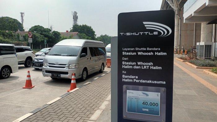 Armada T-Shuttle di area kedatangan Stasiun Kereta Cepat Whoosh yang mengakomodir penumpang ke Bandara Halim Perdanakusuma, Jakarta Timur, Sabtu (1/6/2024).