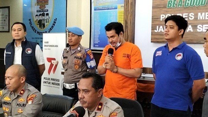 Artis Bobby Joseph saat dihadirkan sebagai tersangka kasus narkoba dalam jumpa pers di Polres Metro Jakarta Selatan, Selasa (25/7/2023).