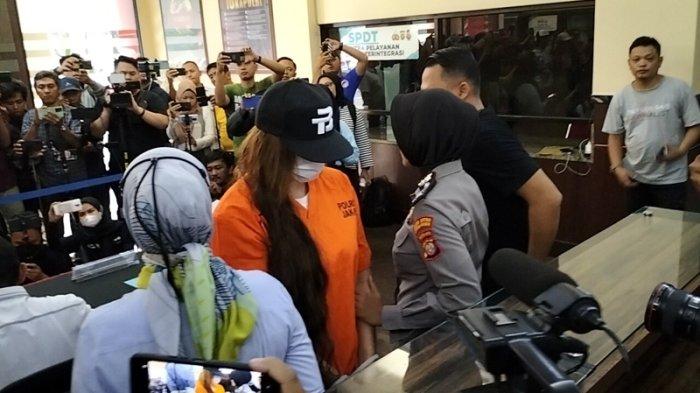 Artis Karenina Anderson berbaju tahanan setelah ditetapkan sebagai tersangka kasus narkoba oleh Polres Metro Jakarta Selatan, Rabu (2/8/2023).