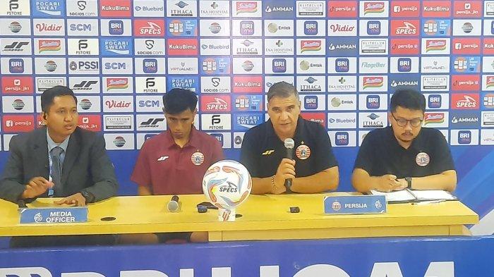 Asisten Pelatih Persija Pasquale Rocco (kedua dari kanan) dan Hanif Sjahbandi (kedua dari kiri) usai lagi melawan Barito Putera di Stadion Patriot Candrabhaga, Kota Bekasi, Sabtu (7/10/2023).