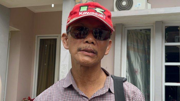 Ayah korban KDRT di Seprong, Marjali, ketika dijumpai wartawan di lokasi kejadian, Jumat (14/7/2023).