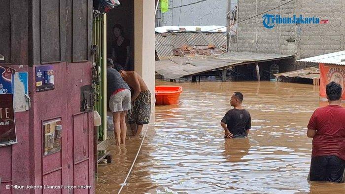BANJIR PASAR MINGGU - Permukiman warga di Jalan Masjid Al-Makmur, Pejaten Timur, Pasar Minggu, Jakarta Selatan, terendam banjir pada Selasa (4/3/2025). TribunJakarta.com/Annas Furqon Hakim