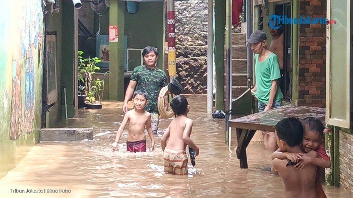 BANJIR TAK SURUT 2 HARI - Banjir luapan Kali Ciliwung yang merendam permukiman warga di Kebon Pala, Kampung Melayu, Jatinegara, Jakarta Timur, Sabtu (1/3/2025).