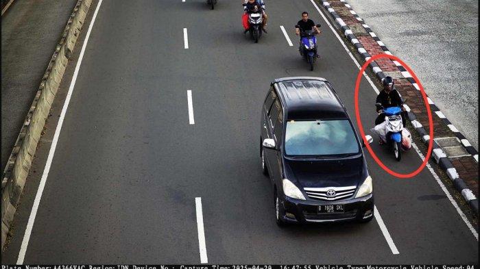 BUANG JASAD NAIK MOTIR - Aksi pelaku pembunuhan saat membawa jasad korbannya yang terbungkus karung terekam CCTV. Si pembunuh membuang korbannya di bilangan Batuceper, Kota Tangerang, Minggu (20/4/2025)
