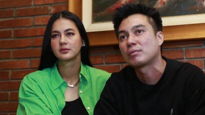 Baim Wong dan Paula Verhouven berkaca-kaca saat memberikan klarifikasi di kawasan Tanah Kusir, Jakarta Selatan, Selasa (26/7/2022). Polisi akan melakukan gelar perkara atas kasus video prank KDRT yang menjerat Baim Wong dan Paula Verhoeven.