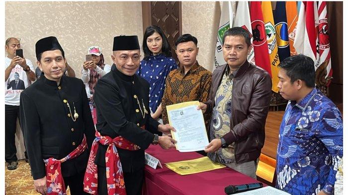 Bakal calon gubernur (cagub) DKI Jakarta Dharma Pongrekun saat secara simbolik menyerahkan persyaratan mengikuti Pilkada 2024 jalur independen kepada KPU DKI Jakarta, Minggu (12/5/2024).