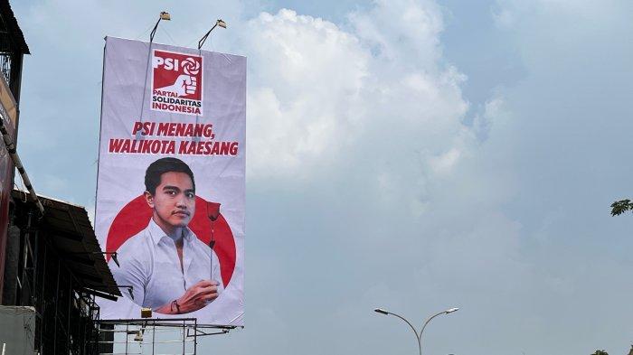 Baliho dukungan untuk Kaesang Pangarep sebagai Calon Wali Kota Depok 2024 oleh Partai Solidaritas Indonesia di Jalan Raya Margonda, Senin (22/5/2023). (1)