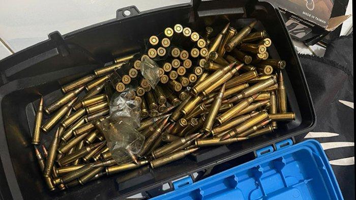 Barang bukti amunisi yang diamankan Densus 88 Antiteror Polri dari rumah pegawai BUMN terafiliasi ISIS, Dananjaya Erbening, di rumahnya di kawasan Harapan Jaya, Kota Bekasi, Senin (14/8/2023).