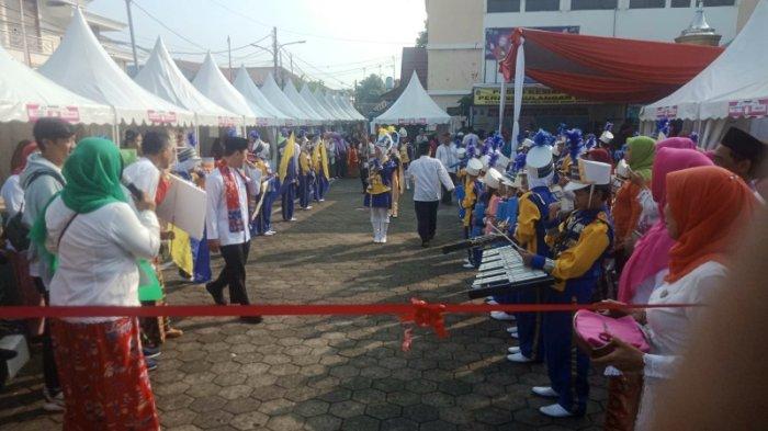 Bazar serentak di lima kantor wilayah Kecamatan Pasar Rebo untuk merayakan HUT DKI Jakarta Ke-496, Jakarta Timur, Kamis (22/6/2023)