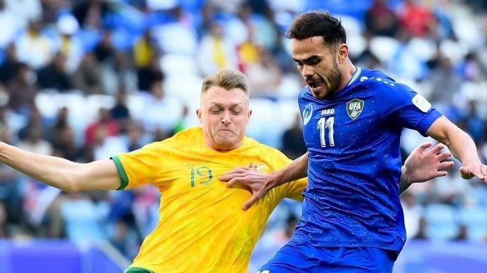 Bek Australia #19 Harry Souttar berusaha merebut bola dari kaki pemain Uzbekistan dalam pertandingan sepak bola Grup B Piala Asia AFC Qatar 2023, pada 23 Januari 2024.
