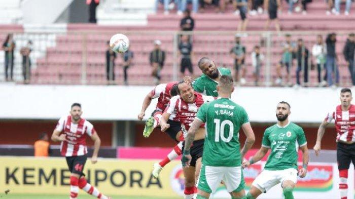 Bek PSS Sleman, Thales Lira sedang berduel dengan dengan bek Persis Solo, Rian Miziar pada pertandingan PSS Sleman vs Persis Solo pada Liga 1 2023/2024 di Stadion Maguwoharjo, Sleman, Jumat (7/7/2023).