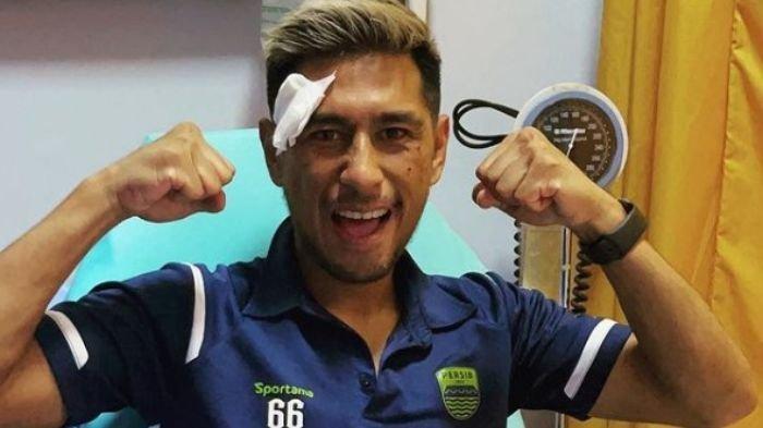 Bek Persib Bandung, Daisuke Sato harus menerima lima jahitan setelah mengalami cedera di pelipisnya saat berbenturan dengan pemain Persebaya Surabaya, Sabtu (10/11/2022).