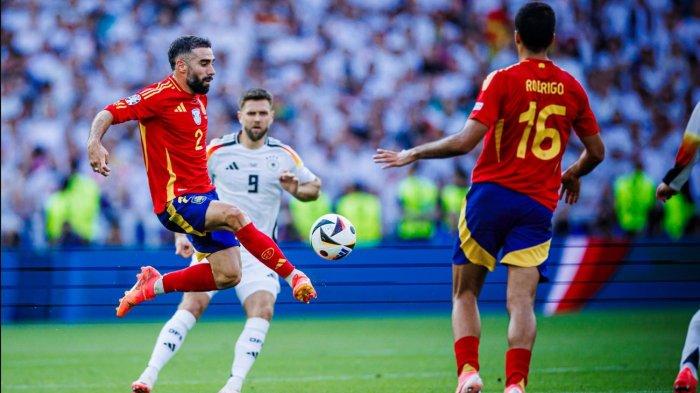 Bek Spanyol, Dani Carvajal berusaha mengawal bola di pertandingan melawan Jerman.