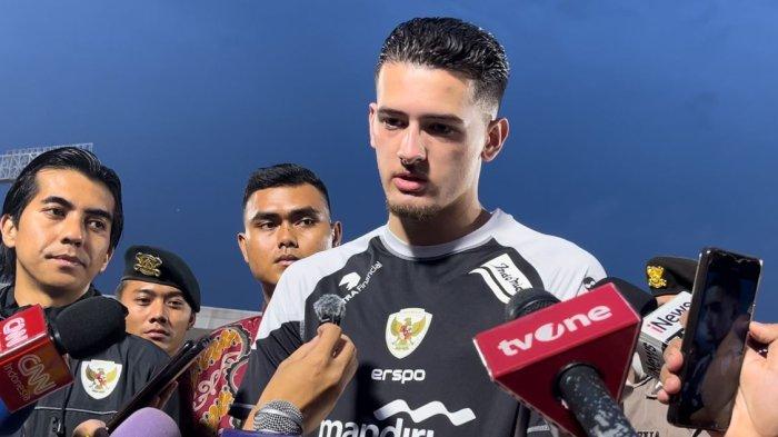 Bek Timnas Indonesia, Justin Hubner (kanan), saat ditemui sebelum latihan di Stadion Madya, Senayan, Jakarta, Selasa (12/11/2024).