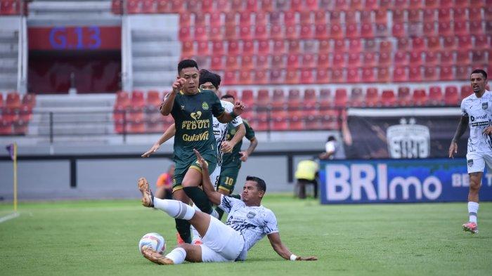 Bek sayap Persikabo 1973, Lucky Oktavianto berusaha melewati hadangan pemain Borneo FC di Liga 1.