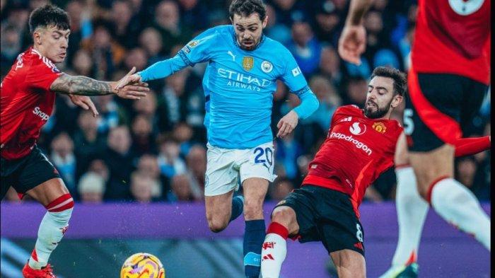 Pemain Manchester City, Bernardo Silva dikepung pemain Manchester United Bruno Fernandes dan Lisandro Martinez di Liga Inggris.