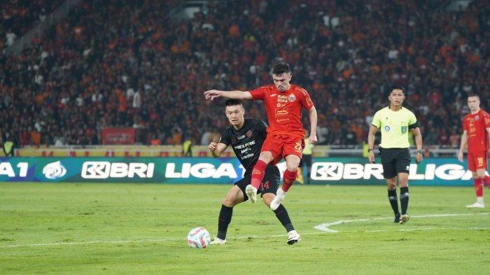 Bek sayap Persija Jakarta Oliver Bias berusaha menghindari sergapan pemain Persis Solo di Liga 1.