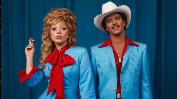 Bruno Mars dan Lady Gaga mengenakan pakaian bernuansa biru muda dan merah.
