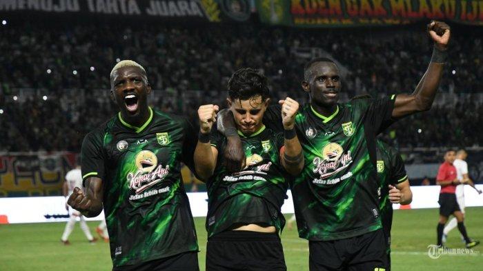 Pemain Persebaya Bruno Moreira (10) bersama Flavio Silva dan Gilson Costa melakukan selebrasi usai menjebol gawang Persik Kediri di Stadion Gelora Bung Tomo Surabaya, Minggu (24/8/2024).