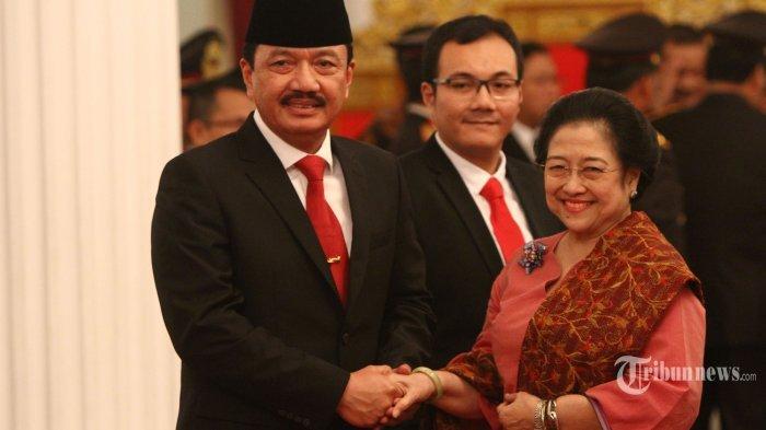 Kepala Badan Intelejen Negara (BIN) Komjen Pol Budi Gunawan berjabat tangan dengan Presiden ke-5 Megawati Soekarnoputri usai pelantikan di Istana Negara, Jakarta, Jumat (9/9/2016). Budi Gunawan dilantik menjadi kepala BIN menggantikan Sutiyoso.