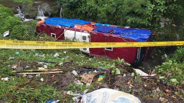 Bus rombongan ziarah dari Tangerang Selatan yang mengalami kecelakaan jatuh ke sungai di area Objek Wisata Guci Kabupaten Tegal, Minggu (7/5/2023).