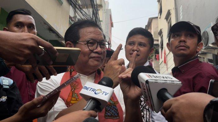 Cagub Jakarta nomor urut 3 Pramono Anung mengacungkan jempol dan telunjuknya saat dimintai pendapatnya mengenai rencana dari Ridwan Kamil yang ingin membentuk tim detektif untuk memantau anak putus sekolah di Jakarta.