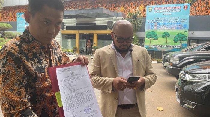 Kuasa hukum orangtua bocah berinisial A, Cahaya Christmanto Anak Ampun, saat diwawancarai usai membuat laporan kepolisian dugaan malapraktik direktur dan dokter RS Kartika Husada di Mapolda Metro Jaya, Jakarta Selatan, Senin (2/10/2023).