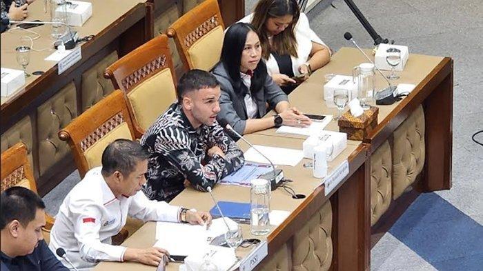 Komisi X DPR RI menggelar rapat kerja (raker), membahas permohonan pertimbangan pemberian Kewarganegaraan Republik Indonesia atas nama Jens Raven dan Calvin Ronald Verdonk.