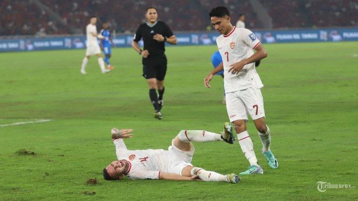 Pesepak bola Timnas Indonesia Calvin Verdonk (bawah) menahan sakit ditemani Marselino Ferdinan saat melawan Filipina pada pertandingan Kualifikasi Piala Dunia 2026 zona Asia di Stadion Utama Gelora Bung Karno (SUGBK), Jakarta
