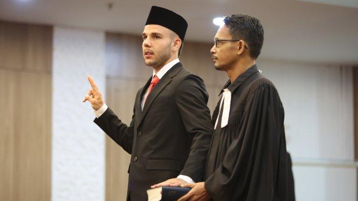 Calvin Verdonk resmi menjadi Warga Negara Indonesia setelah melalui proses naturalisasi yang lengkap.