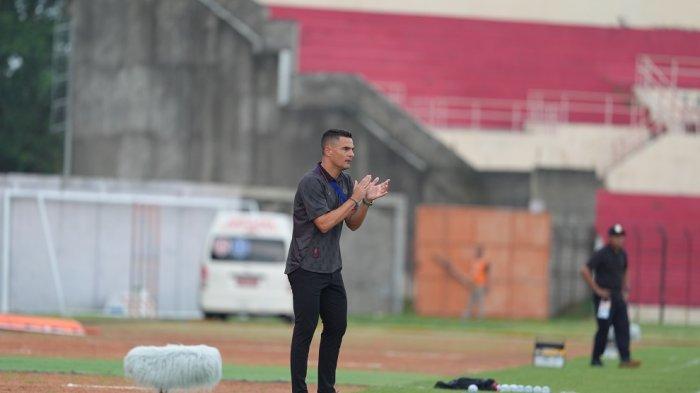 Pelatih Carlos Pena memberikan instruksi ke pemain Persija Jakarta di lapangan.
