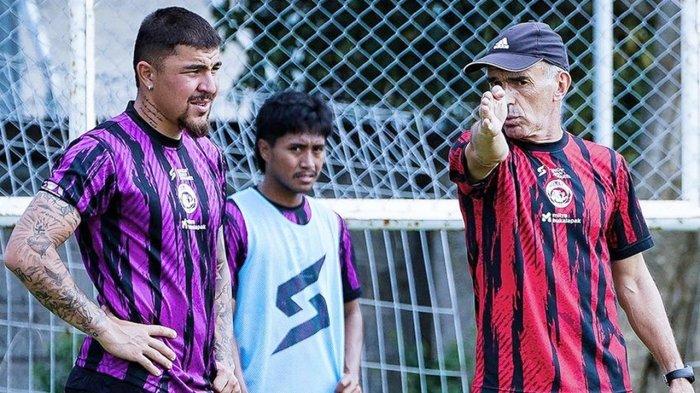 Bek Arema FC Charles Raphael de Almeida dan Fernando Valente.