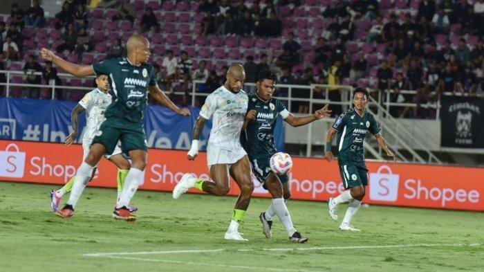 Penyerang Persib Bandung, David da Silva dikawal tiga pemain PSS Sleman pada pertandingan pekan ke-13 Liga 1 2024/2025 di Stadion Manahan Solo, Senin, 9 Desember 2024.