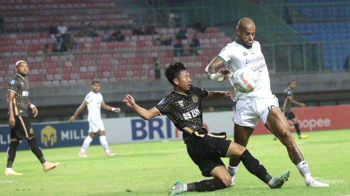 Penyerang Persib Bandung David da Silva berebut bola dengan pesepak bola Bhayangkara Presisi Indonesia FC pada lanjutan Liga 1 di Stadion Patriot Chandra Bhaga, Bekasi, Jawa Barat, Sabtu (23/9/2023). Pada babak pertama Persib Bandung menahan seri Bhayangkara Presisi Indonesia FC dengan skor 1-1.