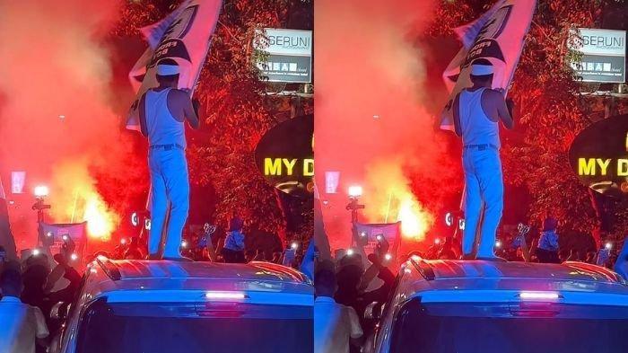 DEDI MULYADI NAIK KE MOBIL - Gubernur Jawa Barat Dedi Mulyadi naik ke atap mobil Lexus miliknya yang berada di antara lautan Bobotoh yang konvoi setelah Persib Bandung juara di kawasan Jalan Merdeka, Kota Bandung, Senin (5/5/2025).
