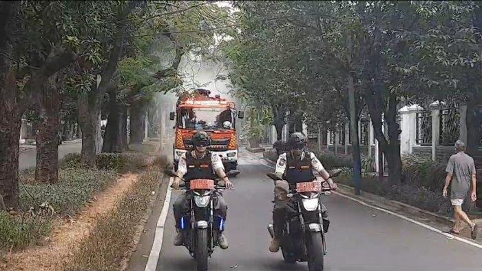 Unit mobil pompa Damkar Jakarta Timur saat melakukan penyemprotan untuk penanganan polusi udara di Kayu Putih, Pulogadung, Jumat (1/9/2023)