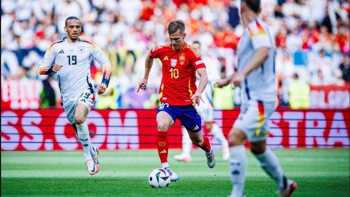 Penyerang Timnas Spanyol, Dani Olmo menggiring bola di pertandingan melawan Jerman.