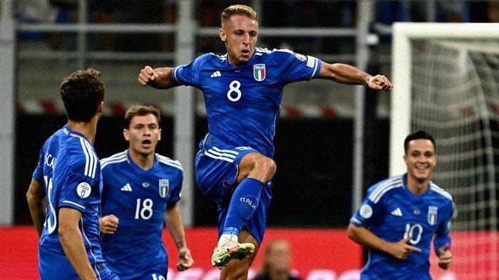 Davide Frattesi merayakan gol untuk timnas Italia, yang menang dalam debut Luciano Spalletti, saat melawan timnas Ukraina pada Kualifikasi Euro 2024 di San Siro, Milano (12/9/2023).