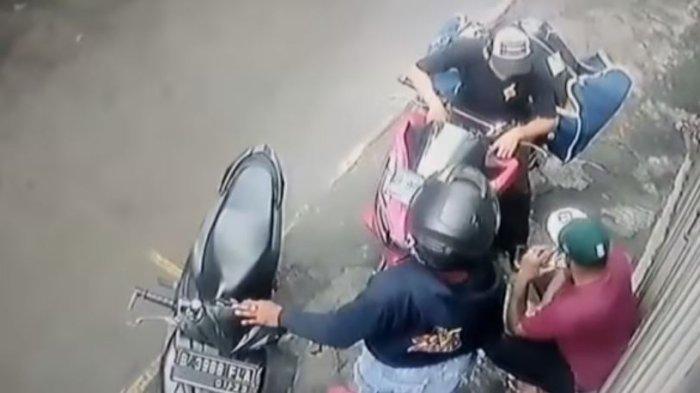Dua orang pria yang diduga debt collector melakukan pengambilan paksa motor di Jalan Masjid Nurul Amal, Cengkareng Timur, Cengkareng, Jakarta Barat.