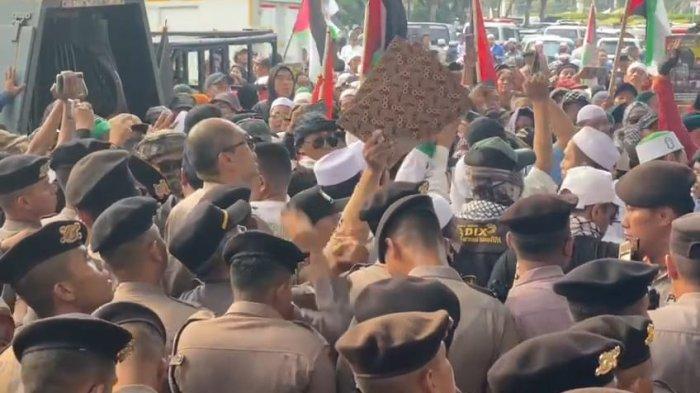 Aksi saling dorong sempat terjadi saat massa PA 212 menggelar aksi Bela Palestina di depan kantor Kedutaan Besar (Kedubes) Amerika Serikat untuk Indonesia, Jalan Medan Merdeka Selatan, Gambir, Jakarta Selatan, Rabu (11/10/2023).