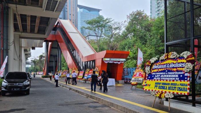 Deretan karangan bynga berjejer di Stasiun LRT Dukuh Atas, Jakarta Pusat, Senin (28/8/2023). Meski baru saja diresmikan Presiden Joko Widodo, operasional LRT Jabodebek untuk masyarakat umum baru dimulai pukul 14.00 WIB.