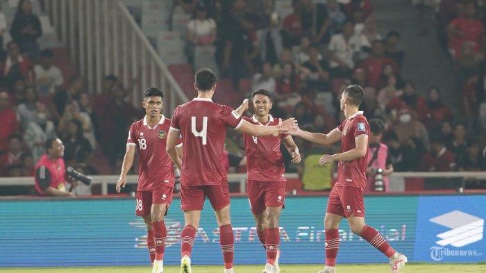 Pesepak bola Timnas Indonesia Muhamad Dimas Drajad (dua kanan) selebrasi dengan rekan satu timnya usai mencetak gol ke gawang Timnas Brunei Darussalam pada pertandingan leg pertama Kualifikasi Piala Dunia 2026 di Stadion Utama Gelora Bung Karno (SUGBK), Jakarta, Kamis (12/10/2023). Timnas Indonesia berhasil mengalahkan Brunei Darussalam dengan skor telak 6-0.