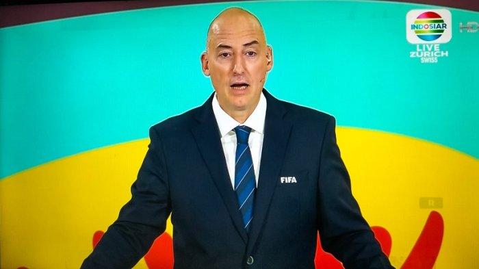 Direktur Turnamen FIFA, Jaime Yarza melakukan undian Piala Dunia U-17