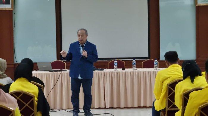 Direktur UT Jakarta, Ir Edward Zubir MM saat memberikan materi di depan ratusan mahasiswa baru dalam kegiatan Pendukung Kesuksesan Belajar Jarak Jauh (PKBJJ), Sabtu (14/20/2023).