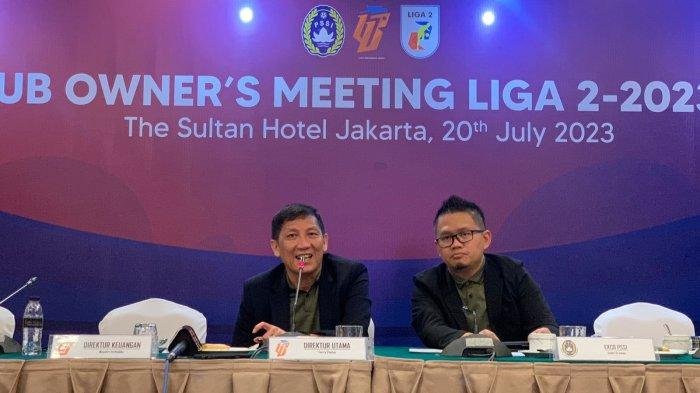 Direktur Utama PT Liga Indonesia Baru, Ferry Paulus (kiri) dalam konferensi pers usai owners meeting Liga 2 di Hotel Sultan, Jakarta Pusat, Kamis (20/7/2023) malam WIB.