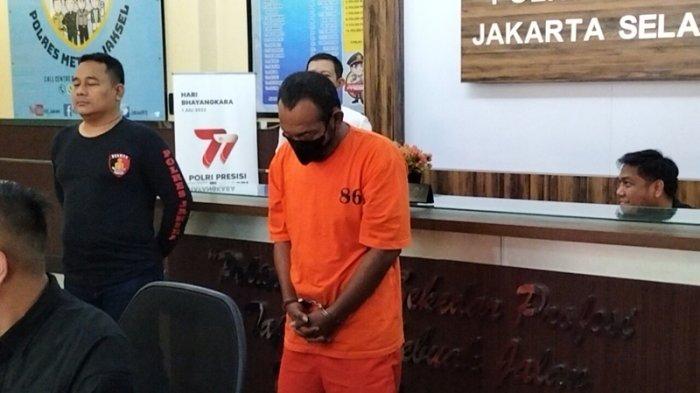 Driver ojol berinisial YS (40), tersangka pengeroyokan Youtuber Laurend, saat dihadirkan dalam jumpa pers di Polres Metro Jakarta Selatan, Rabu (6/9/2023).