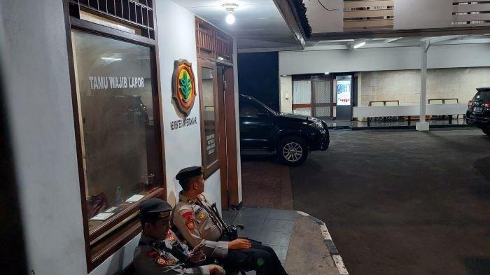 Dua anggota polisi bersenjata berjaga di rumah dinas Menteri Pertanian (Mentan), Syahrul Yasin Limpo di Jalan Widya Candra V nomor 28, Kebayoran Baru, Jakarta Selatan saat adanya penggeledahan dari Komisi Pemberantasan Korupsi (KPK), Kamis (28/9/2023).