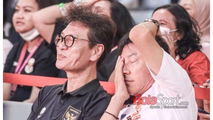 EKSPRESI KECEWA - Mantan pelatih Timnas Indonesia Shin Tae-yong nonton bareng atau nobar di sebuah kafe di kawasan Universitas Katolik Atma Jaya, Sudirman, Jakarta Pusat, Kamis (21/3/2025).