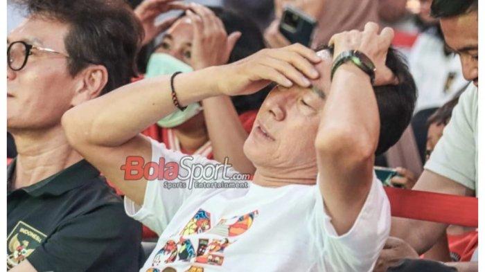 EKSPRESI KECEWA - Mantan pelatih Timnas Indonesia Shin Tae-yong nonton bareng atau nobar di sebuah kafe di kawasan Universitas Katolik Atma Jaya, Sudirman, Jakarta Pusat, Kamis (21/3/2025).