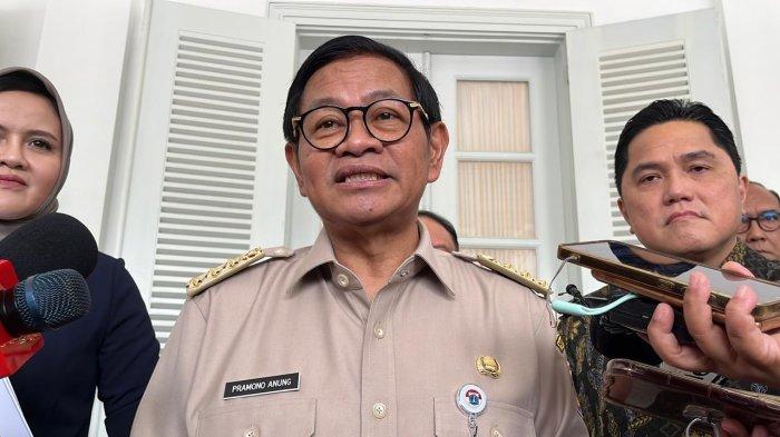 ERICK THOHIR SAMBANGI BALAIKOTA - Gubernur DKI Jakarta Pramono Anung bersama Ketua Umum PSSI sekaligus Menteri BUMN ERICK THOHIR usai bertemu di Balai Kota Jakarta, Gambir, Jakarta Pusat.